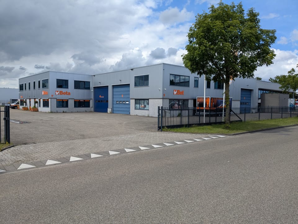 Totaalbeeld van het bedrijfscomplex aan de Belder vanaf de straat