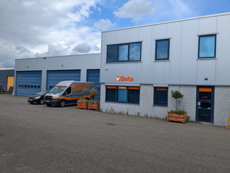Gevel met overheaddeuren en kantoordeel