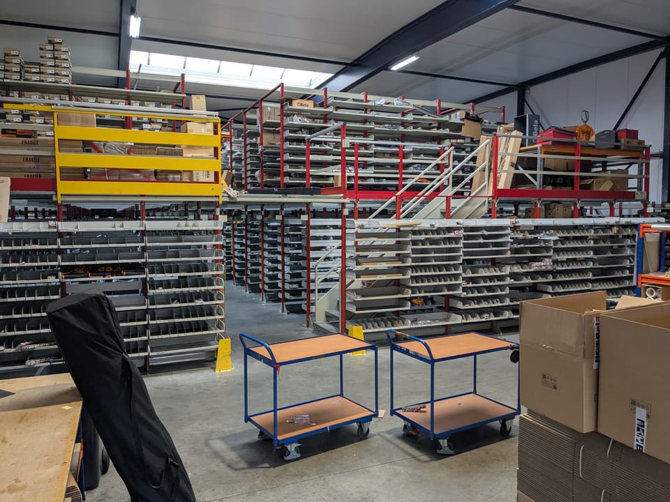 Magazijnstellingen van de huidige huurder, met trap naar de entresolvloer