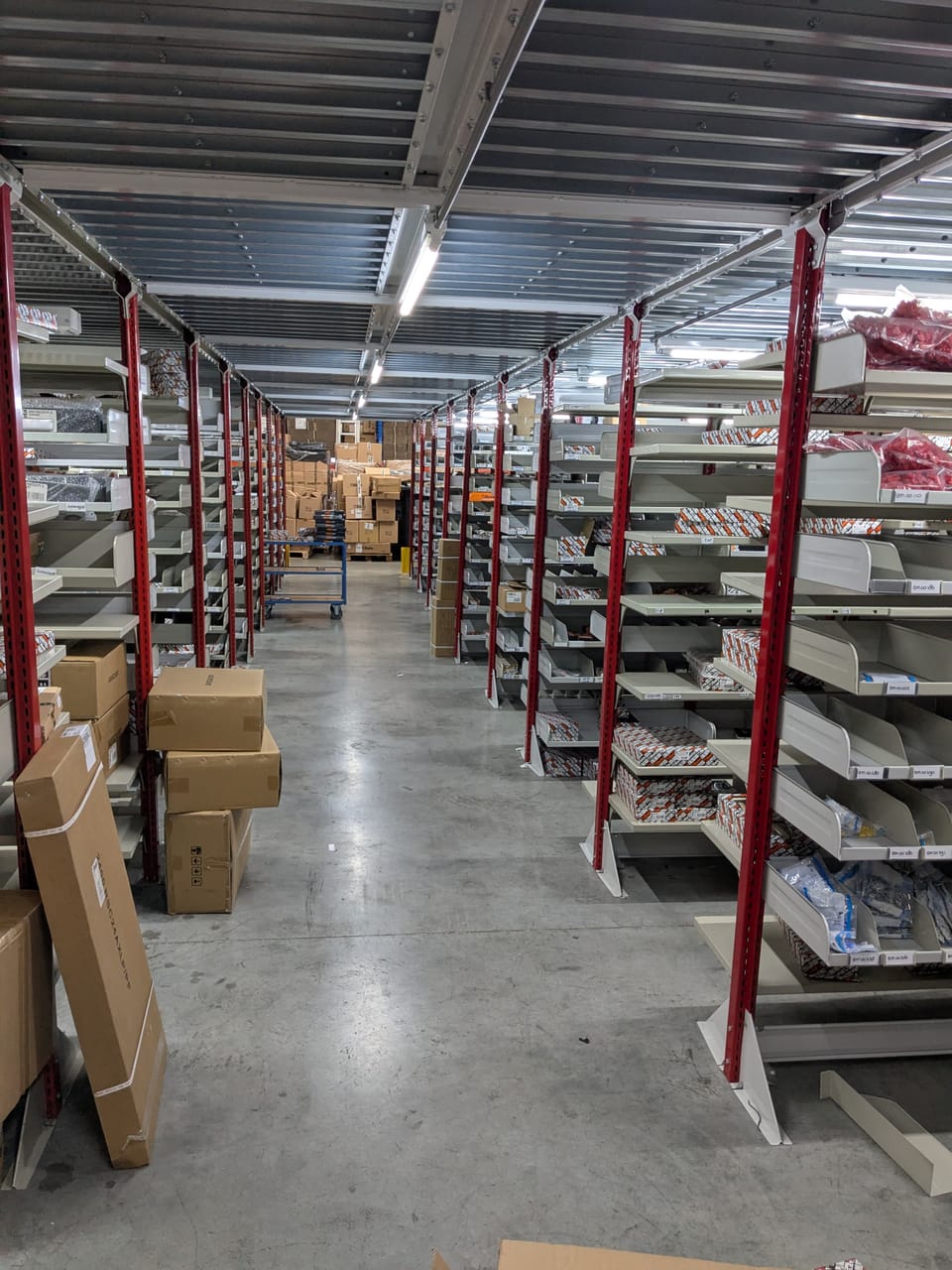 Opslagruimte onder de entresolvloer van de huidige huurder