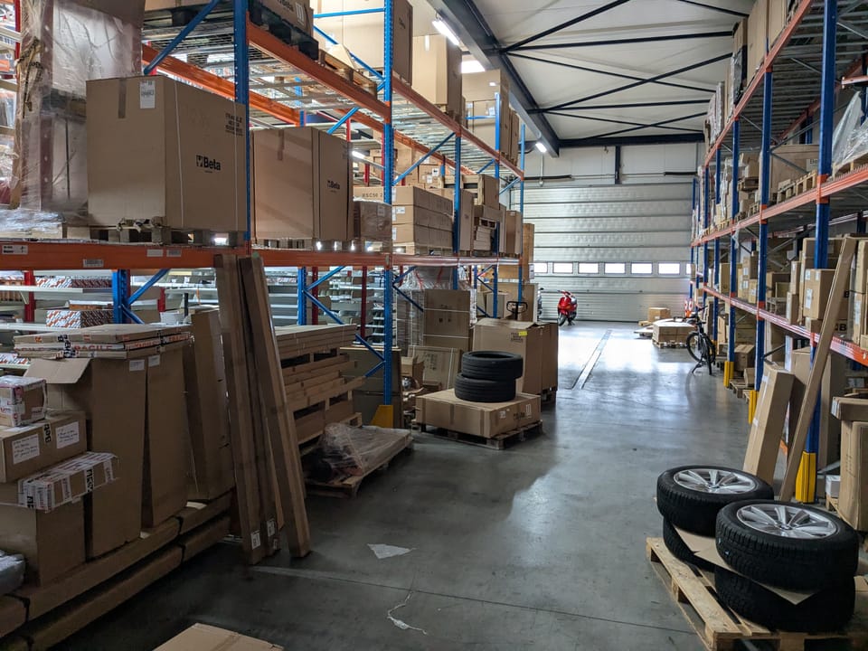 Bedrijfshal met palletstellingen en overheaddeur