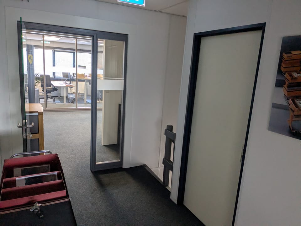 Kantoorhal met glazen wanden op de verdieping
