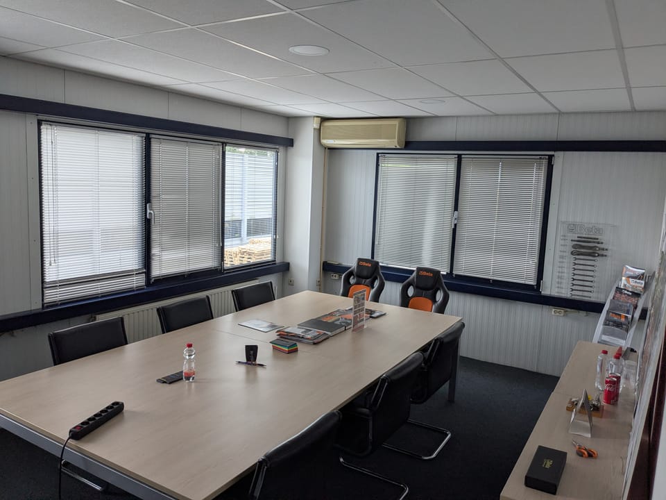 Vergaderruimte met veel daglicht en airconditioning